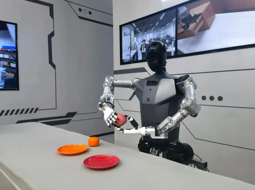 △2025年2月24日,北京“机器人大世界”展出的机器人正在完成日常家务。