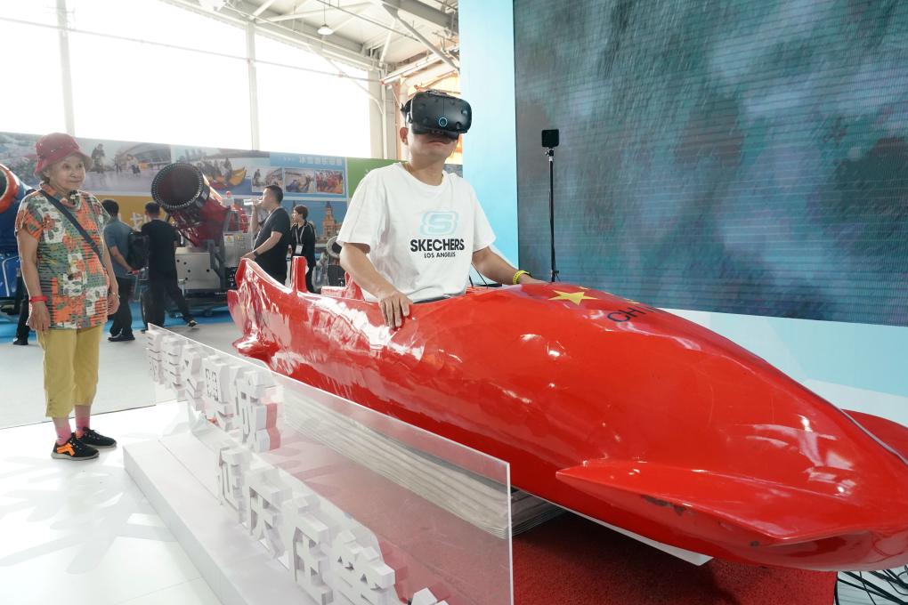 2023年9月15日,观众在2023国际冬季运动(北京)博览会现场通过VR设备体验雪车。新华社记者 任超 摄