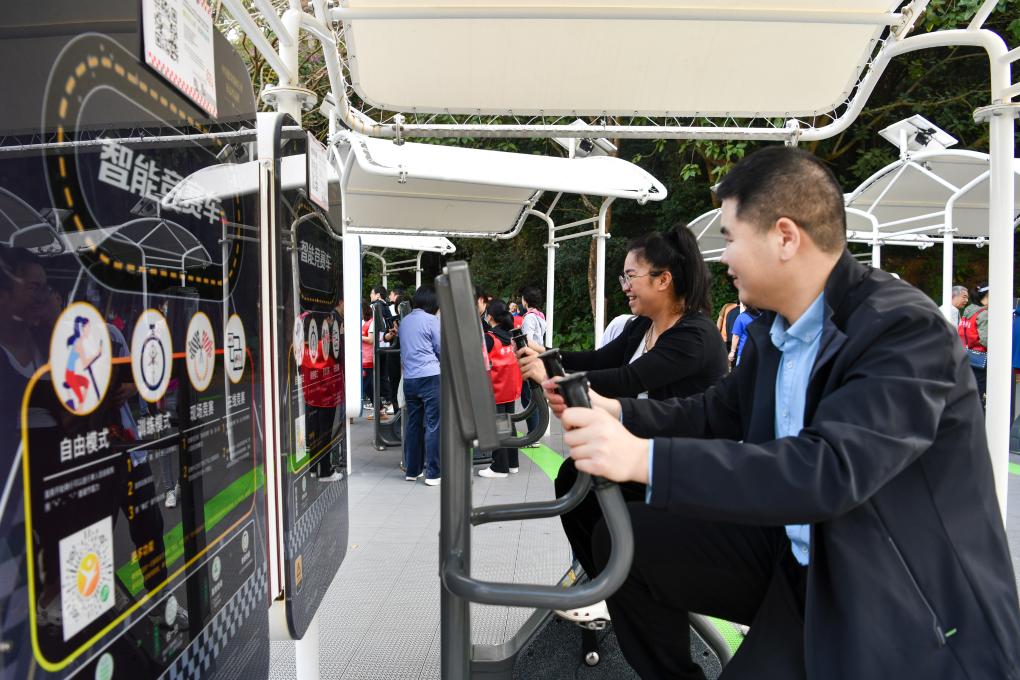 2024年1月20日,市民在莲花山公园西区室外智能健身房参加竞赛活动。当日,深圳市室外智能健身竞赛活动举行。新华社记者 梁旭 摄