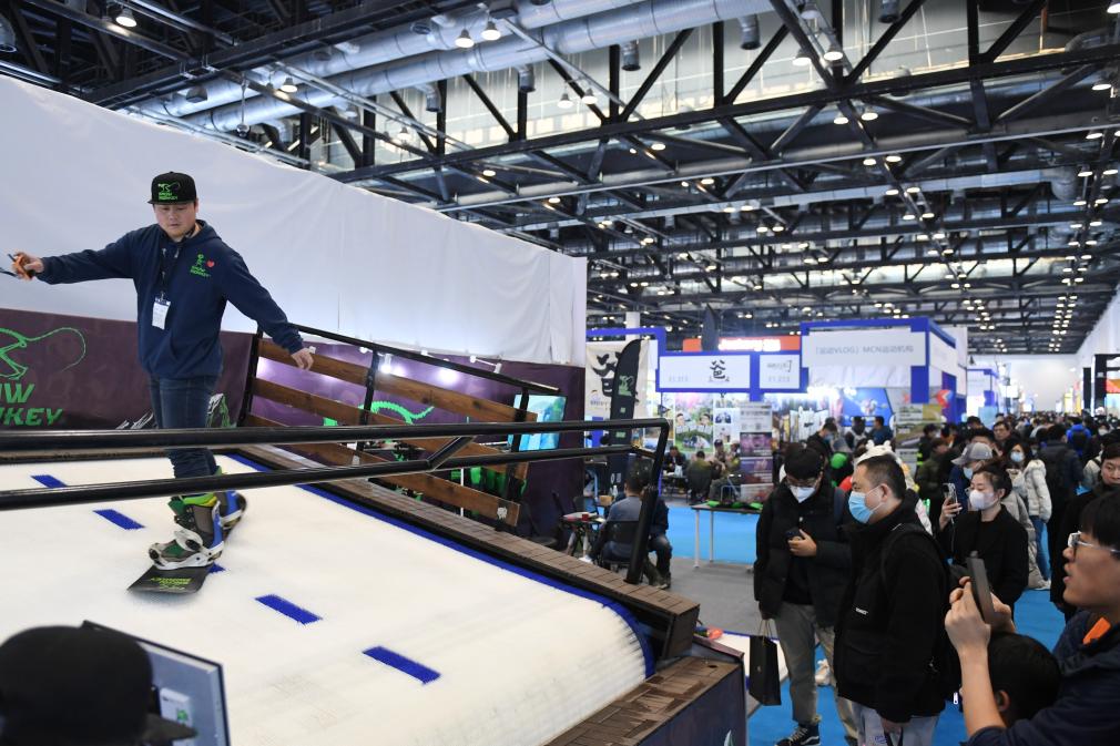2023年2月11日,参观者在展会上了解一款模拟滑雪设备。当日,2023亚洲运动用品与时尚展在国家会议中心拉开帷幕。新华社记者 张晨霖 摄