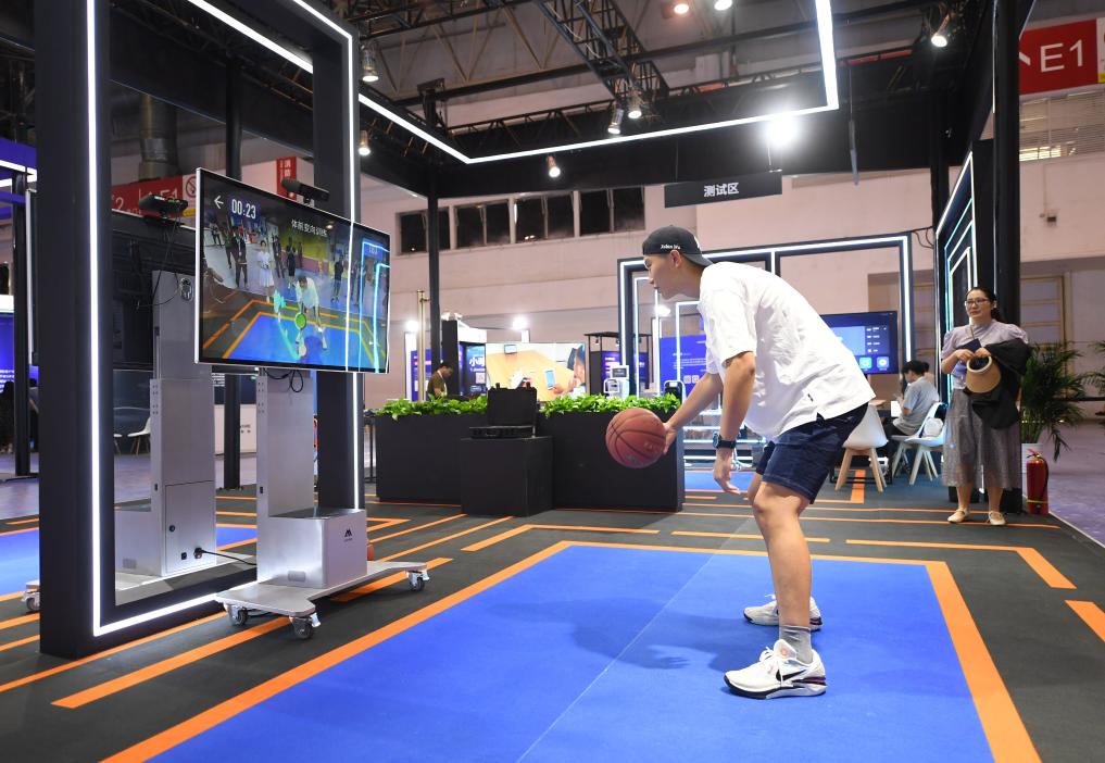 2023年8月25日,在HICOOL2023全球创业者峰会展览展示区,观众体验AI智慧体育运动系统。当日,HICOOL2023全球创业者峰会在位于北京市顺义区的中国国际展览中心(新馆)开幕。新华社记者 任超 摄