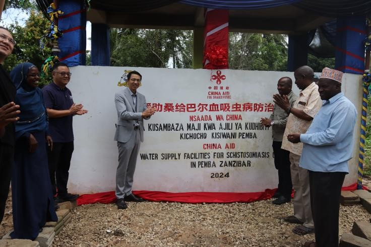 中国援助桑给巴尔血吸虫病防治技术项目安全供水工程揭牌仪式日前在当地举行。 施亮摄